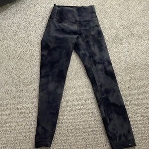 These leggings are the diamond dye pitch grey graphic grey in size 2.